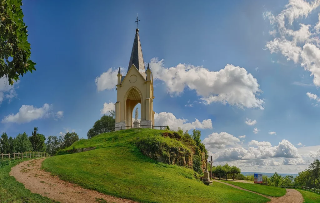Chapelle Notre-Dame de la Motte à Vesoul au sommet d'une colline verdoyante.